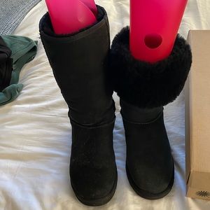 Black Tall UGGS in very good condition.Some scuffs. Hardly worn. See pics.